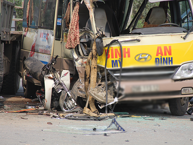 Ảnh, Clip: Hiện trường vụ tai nạn thảm khốc trên Đại lộ Thăng Long