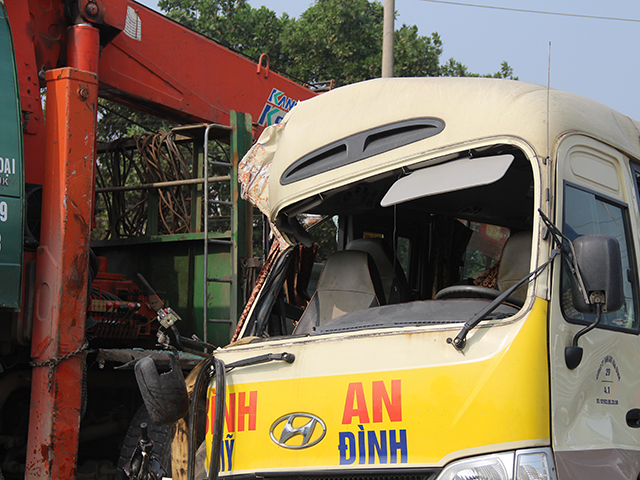 Ảnh, Clip: Hiện trường vụ tai nạn thảm khốc trên Đại lộ Thăng Long