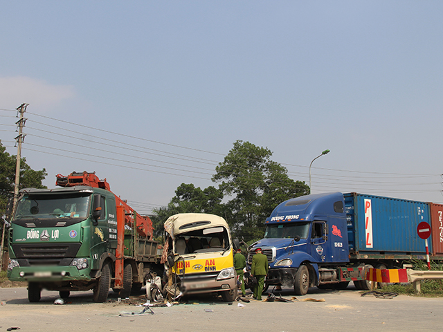 Ảnh, Clip: Hiện trường vụ tai nạn thảm khốc trên Đại lộ Thăng Long