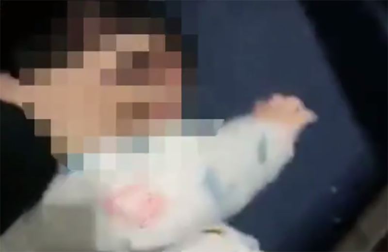 Ác mẫu bắt con trai 3 tuổi ăn cơm dưới đất, con không ăn liền ra tay đánh đập dã man khiến cư dân mạng phẫn nộ