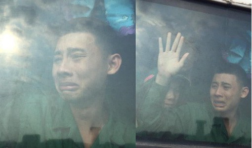 Chia tay người yêu đi nhập ngũ: Cô gái khóc ngất, nhất quyết chờ 2 năm để về làm đám cưới!