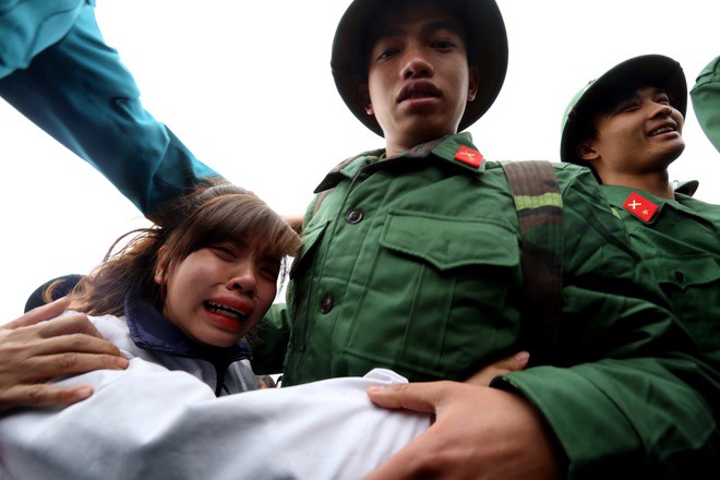Chia tay người yêu đi nhập ngũ: Cô gái khóc ngất, nhất quyết chờ 2 năm để về làm đám cưới!