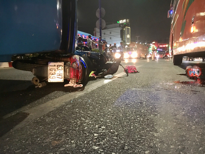 Va chạm với xe khách chạy cùng chiều, bé gái bị cán chết thương tâm