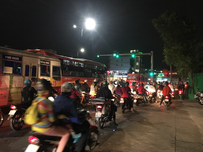 Va chạm với xe khách chạy cùng chiều, bé gái bị cán chết thương tâm