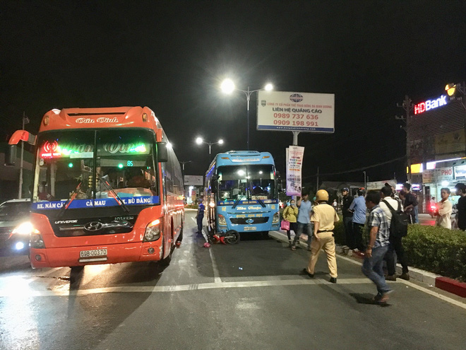 Va chạm với xe khách chạy cùng chiều, bé gái bị cán chết thương tâm