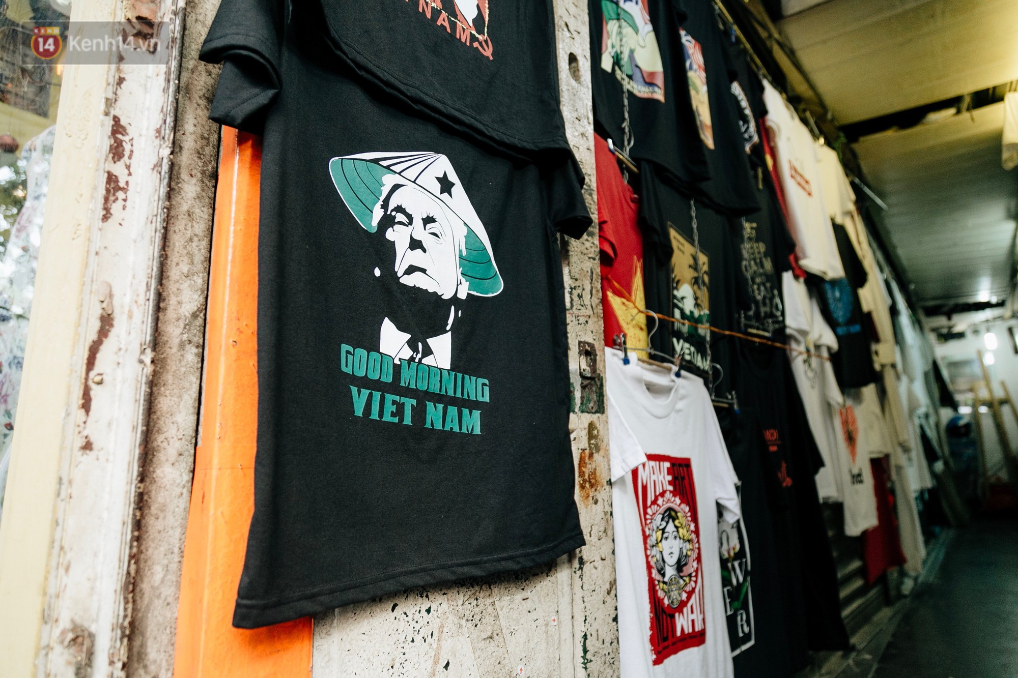 In áo phông hình 2 nhà lãnh đạo Donald Trump và Kim Jong-un, cửa hàng ở Hà Nội kiếm tiền triệu mỗi ngày