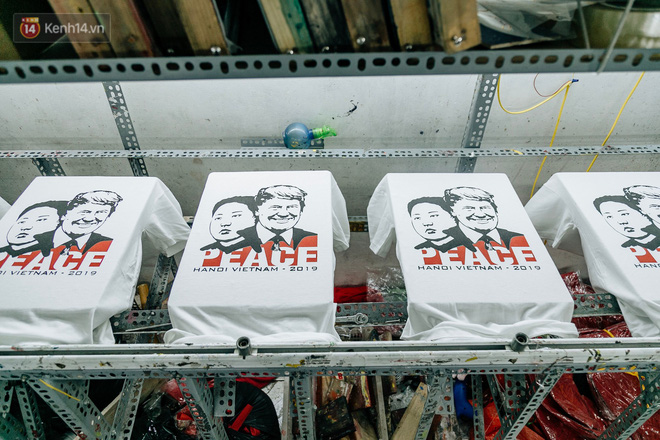 In áo phông hình 2 nhà lãnh đạo Donald Trump và Kim Jong-un, cửa hàng ở Hà Nội kiếm tiền triệu mỗi ngày