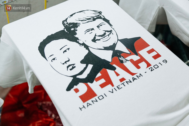 In áo phông hình 2 nhà lãnh đạo Donald Trump và Kim Jong-un, cửa hàng ở Hà Nội kiếm tiền triệu mỗi ngày