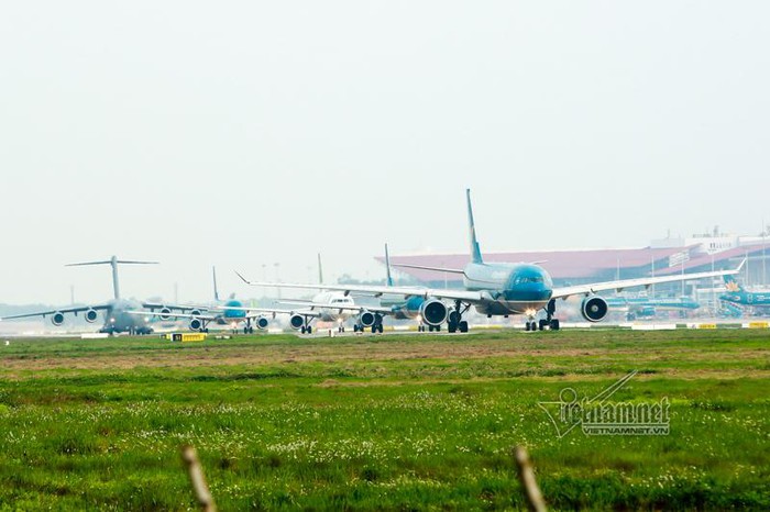 Máy bay siêu vận tải Mỹ liên tục cất, hạ cánh tại Nội Bài