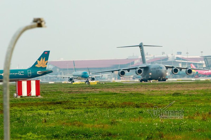 Máy bay siêu vận tải Mỹ liên tục cất, hạ cánh tại Nội Bài