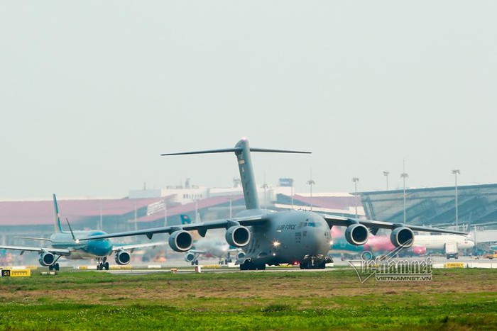 Máy bay siêu vận tải Mỹ liên tục cất, hạ cánh tại Nội Bài