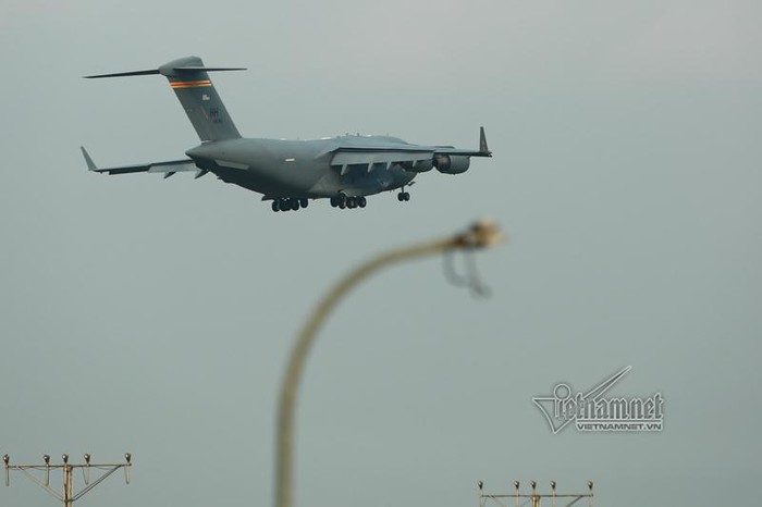 Máy bay siêu vận tải Mỹ liên tục cất, hạ cánh tại Nội Bài