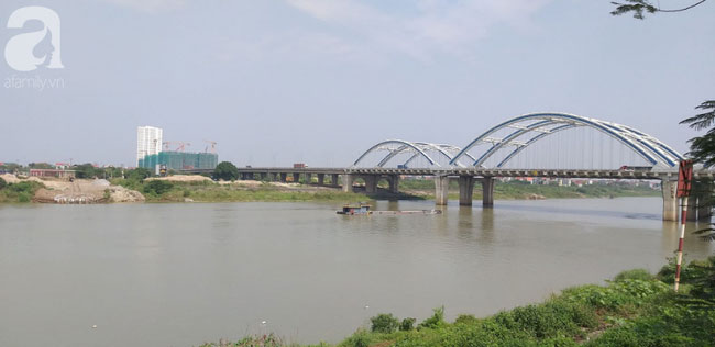 Vụ chủ chuỗi nhà nghỉ bị sát hại ở Hà Nội: Cảnh sát dùng chó nghiệp vụ khám nhà nghi phạm ném xác vợ xuống sông Hồng