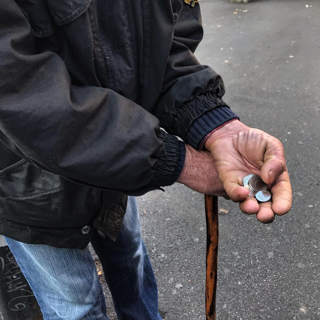 Chấn động với vụ cô gái trẻ bị đánh đập, mắng mỏ chỉ vì không cho tiền ăn mày