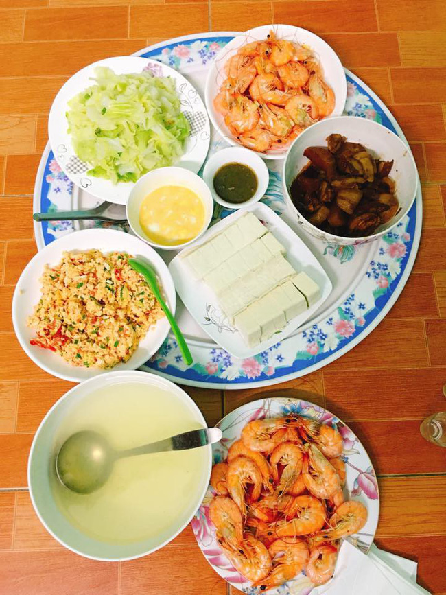 Bỏ công cả buổi ra nấu nướng mà lúc ăn không ai gọi, mẹ trẻ uất ức đăng đàn chờ tư vấn