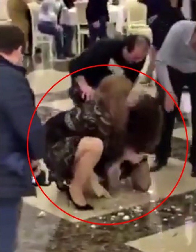 Có một bó hoa cưới mà ai cũng muốn lấy chồng, 2 cô gái lao vào cấu xé nhau tơi tả trước quan viên hai họ