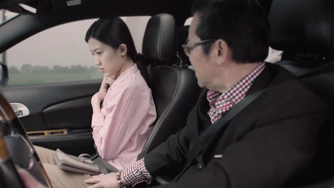 Đóng yêu đương thân mật với nữ diễn viên kém 44 tuổi, đại gia già: Tôi không giữ khoảng cách