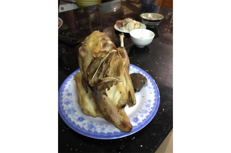 Gà cúng mà tạo hình kiểu như thế này thì đến tổ tiên cũng hãi hùng