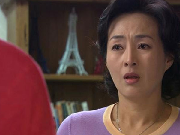 Đọc sớ cúng giải hạn đầu năm của mẹ chồng, tá hỏa khi thấy tên một người