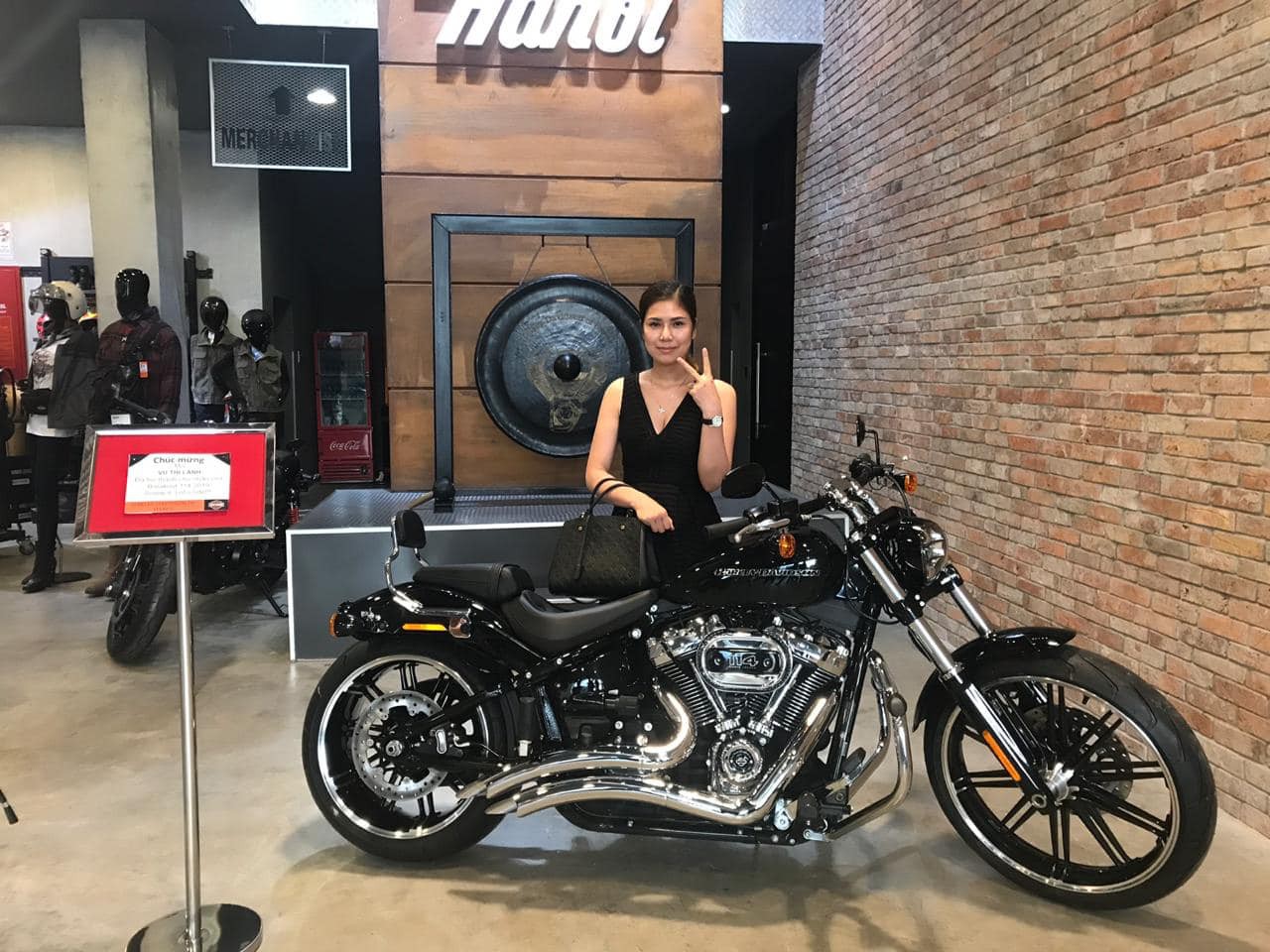 Người vợ của năm 2019: Bắt xe khách và Grab, lặn lội hàng trăm km mua Harley-Davidson tiền tỷ tặng chồng