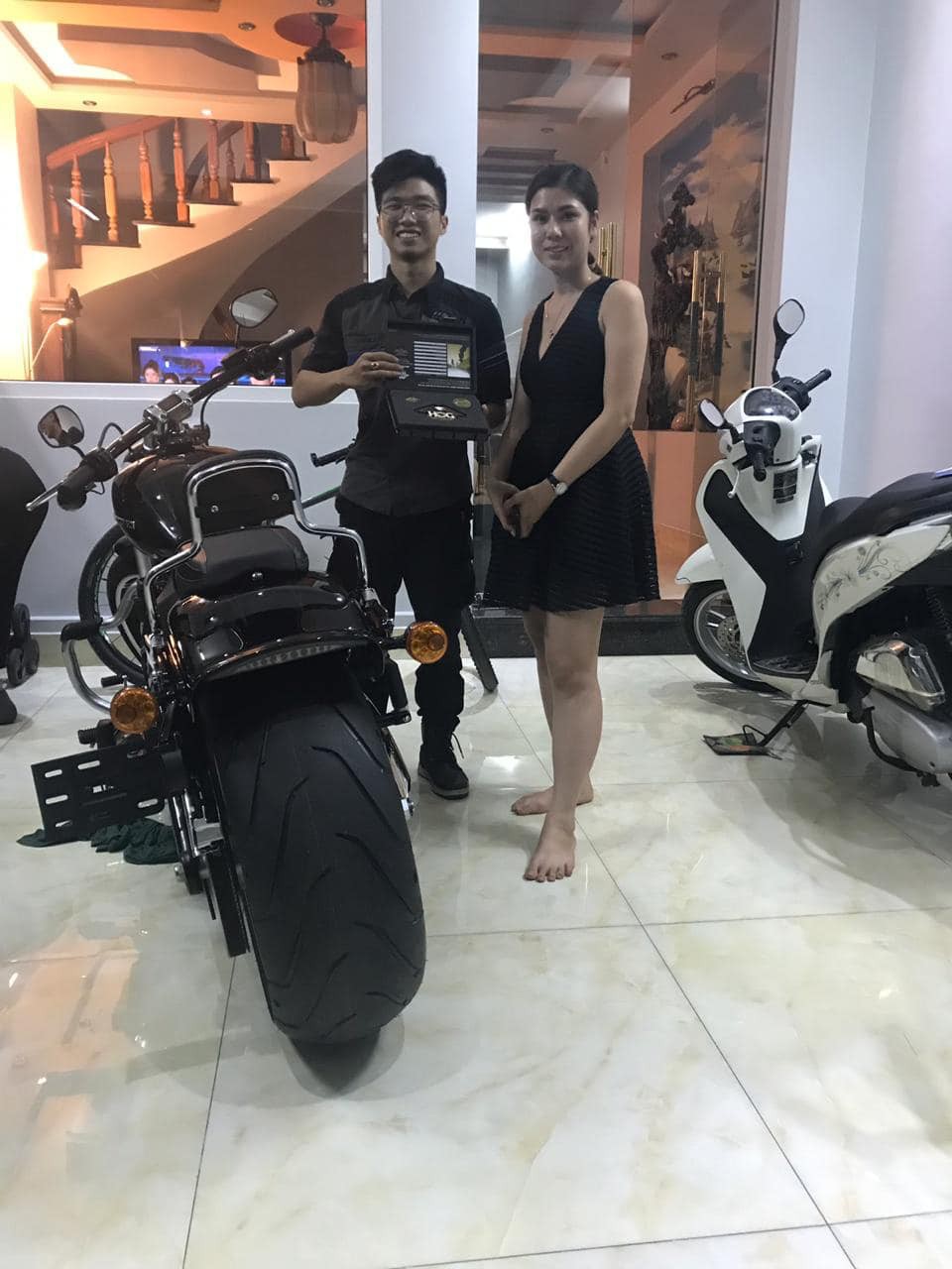 Người vợ của năm 2019: Bắt xe khách và Grab, lặn lội hàng trăm km mua Harley-Davidson tiền tỷ tặng chồng