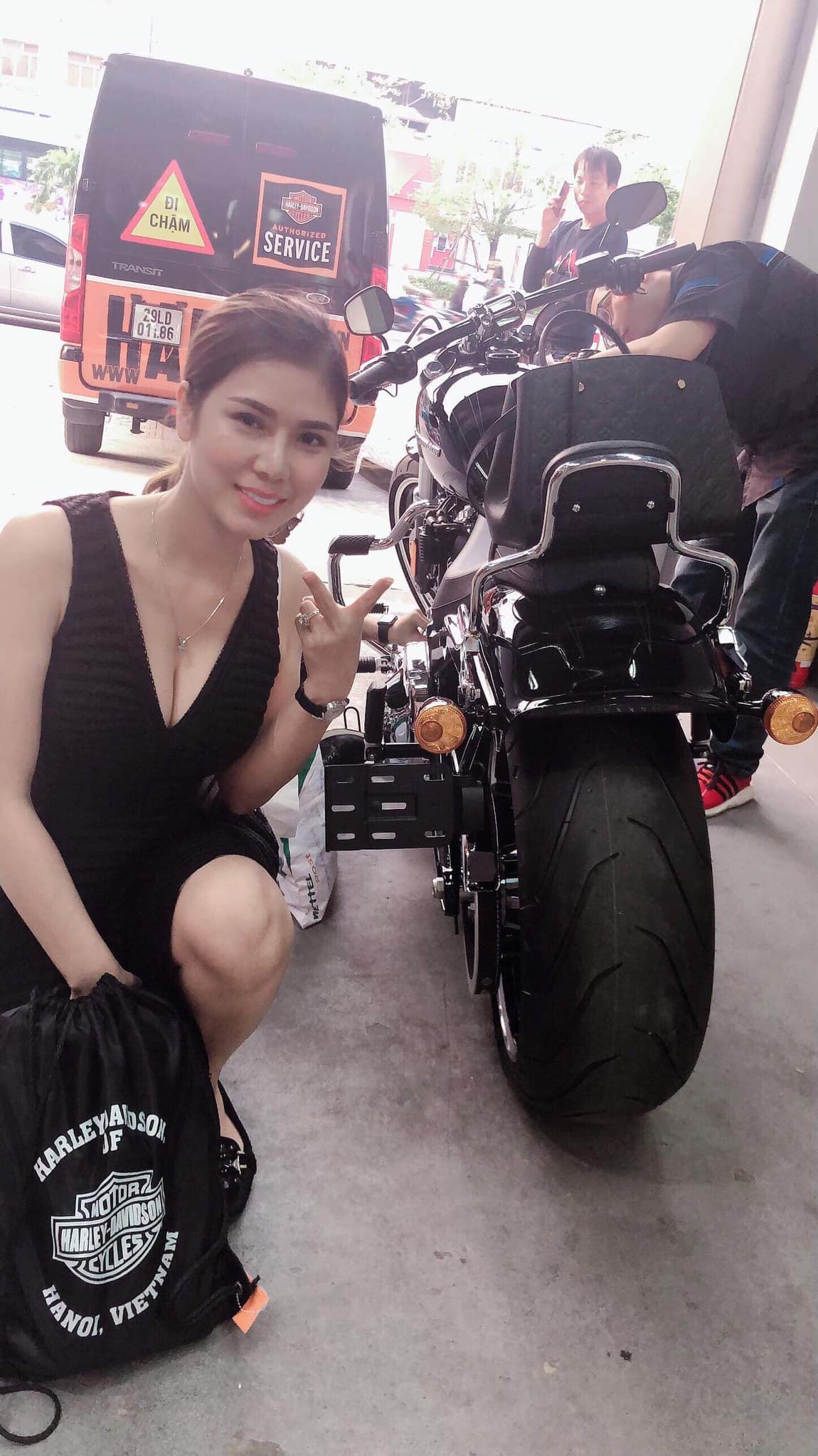 Người vợ của năm 2019: Bắt xe khách và Grab, lặn lội hàng trăm km mua Harley-Davidson tiền tỷ tặng chồng