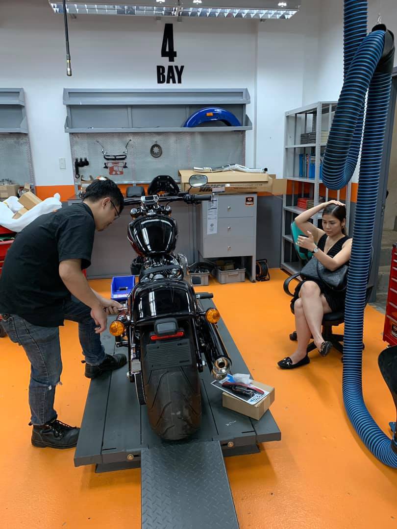 Người vợ của năm 2019: Bắt xe khách và Grab, lặn lội hàng trăm km mua Harley-Davidson tiền tỷ tặng chồng