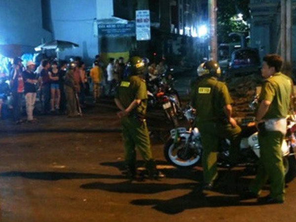 Cầm súng sang nhà hàng xóm bắn 2 người thương vong rồi đi tự thú