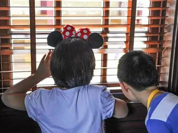 Bối rối khi con trai hỏi:Tại sao bố lại nằm lên người mẹ