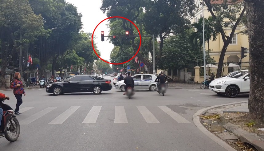 Bức xúc clip nhóm thanh niên đi xe máy phát tờ rơi như xả rác, lạng lách, vượt đèn đỏ giữa trung tâm Hà Nội