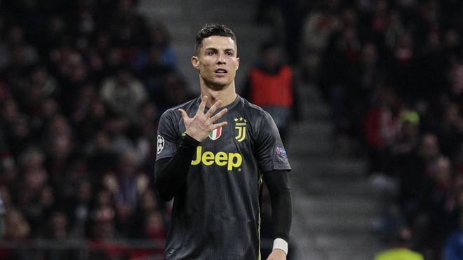Chủ tịch Atletico đáp trả Ronaldo sau màn chế giễu giơ 5 ngón tay