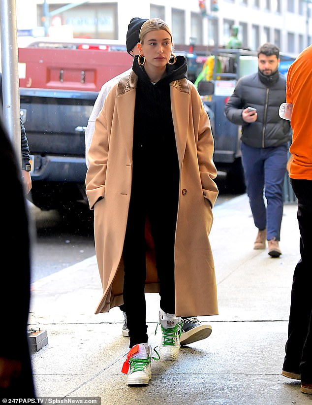 Justin Bieber và vợ xuất hiện buồn bã nhưng bình luận của dân mạng mới là điều đáng chú ý