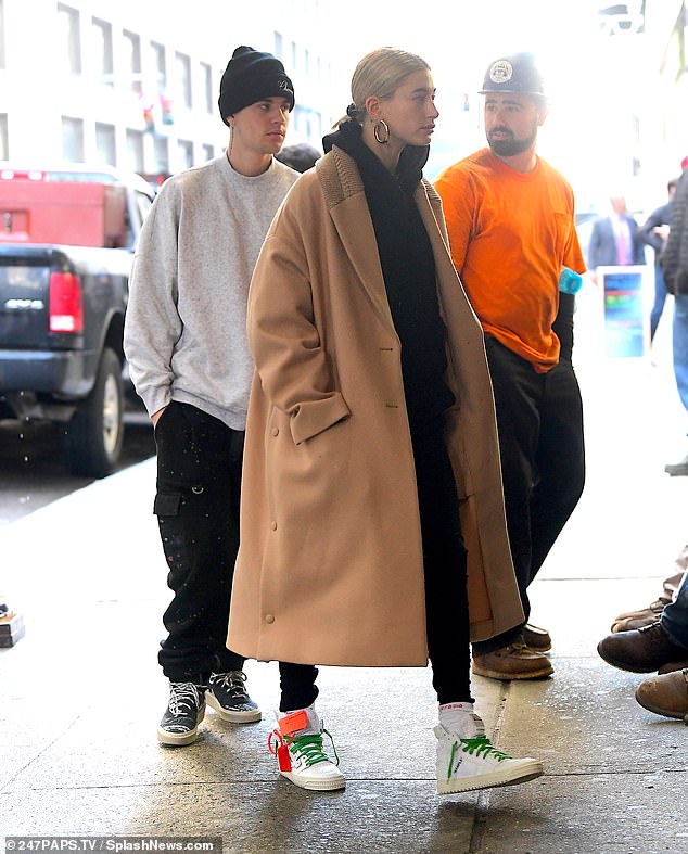 Justin Bieber và vợ xuất hiện buồn bã nhưng bình luận của dân mạng mới là điều đáng chú ý