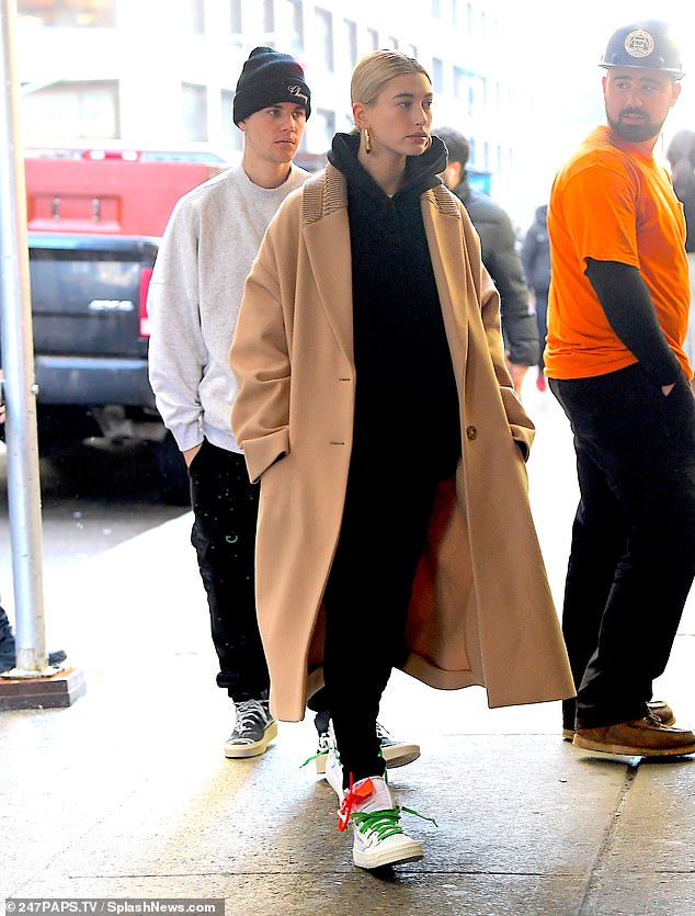 Justin Bieber và vợ xuất hiện buồn bã nhưng bình luận của dân mạng mới là điều đáng chú ý