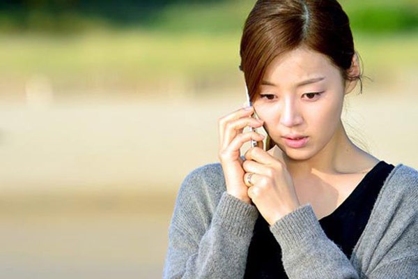 Phát hiện chồng chuyển tiền nhiều lần cho 1 tài khoản, vợ sinh nghi và nghĩ ra tuyệt chiêu tìm ra danh tính ả bồ nhí