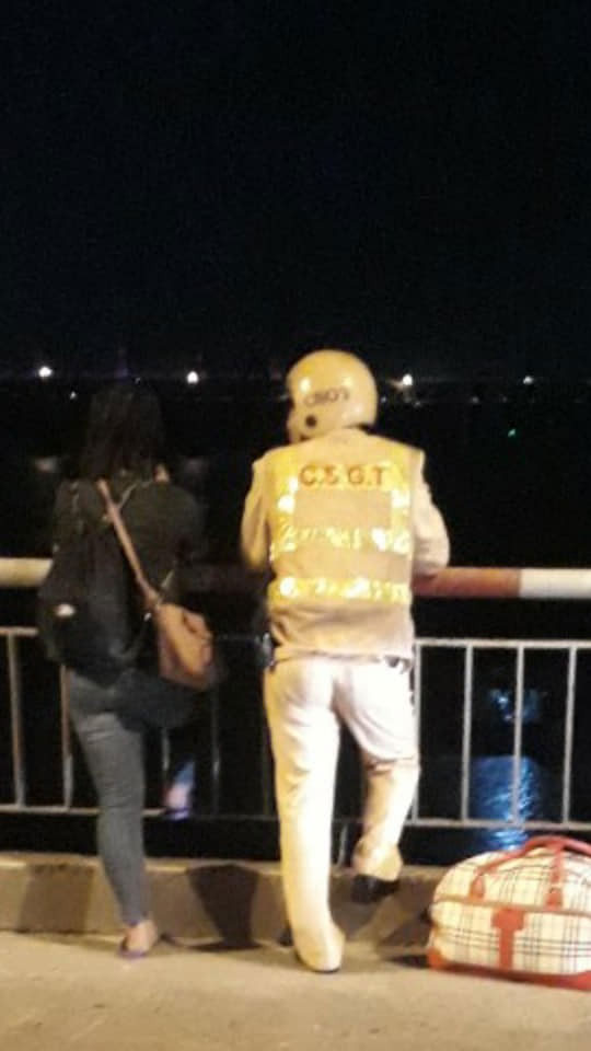 Hà Nội: Công an đứng nói chuyện 30 phút với người phụ nữ dí kéo vào cổ đòi nhảy sông tự tử