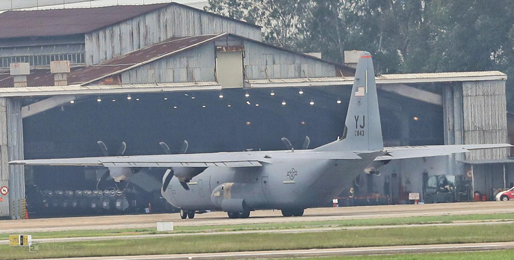 Vận tải cơ C-130 của Mỹ đáp xuống sân bay Nội Bài