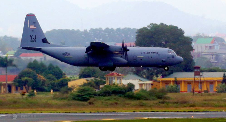 Vận tải cơ C-130 của Mỹ đáp xuống sân bay Nội Bài