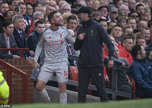 Cậu không bắt tay tôi, HLV Klopp dằn mặt đội trưởng Henderson vì thái độ khi bị thay ra