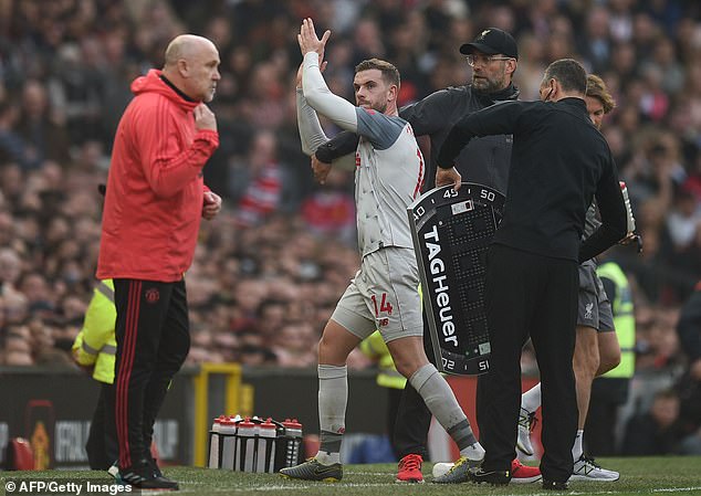 Cậu không bắt tay tôi, HLV Klopp dằn mặt đội trưởng Henderson vì thái độ khi bị thay ra