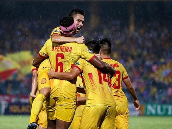 Sân Thiên Trường mở hội trong ngày Nam Định vùi dập các vị khách Sài Gòn