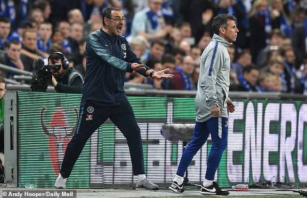 Thủ môn Chelsea công khai bật HLV, không chịu ra sân khi có tín hiệu thay người