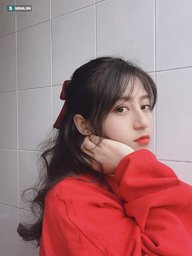 Đứng chờ xe buýt bên đường, cô gái khiến dân mạng nỗ lực truy tìm danh tính vì quá xinh