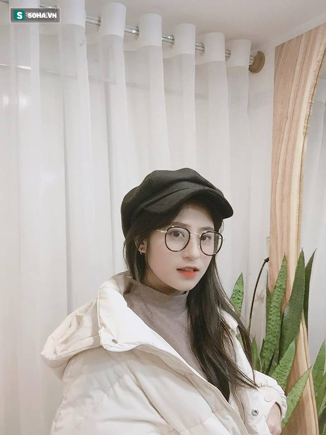 Đứng chờ xe buýt bên đường, cô gái khiến dân mạng nỗ lực truy tìm danh tính vì quá xinh