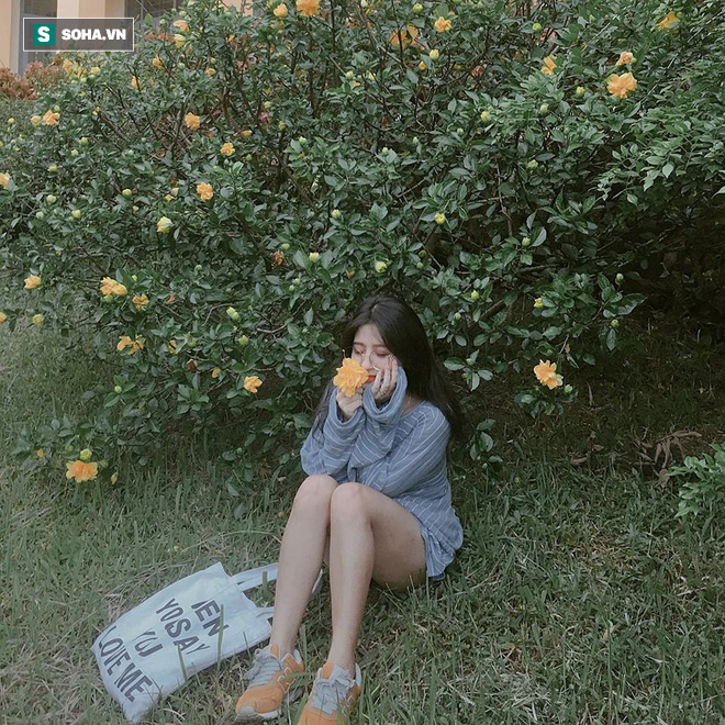 Đứng chờ xe buýt bên đường, cô gái khiến dân mạng nỗ lực truy tìm danh tính vì quá xinh