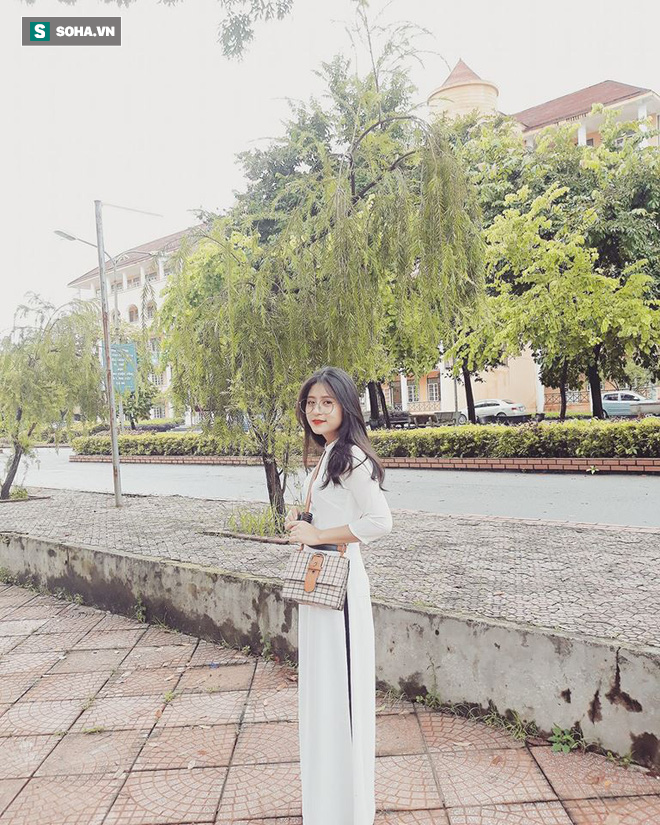 Đứng chờ xe buýt bên đường, cô gái khiến dân mạng nỗ lực truy tìm danh tính vì quá xinh