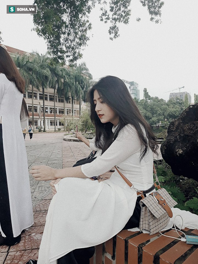 Đứng chờ xe buýt bên đường, cô gái khiến dân mạng nỗ lực truy tìm danh tính vì quá xinh