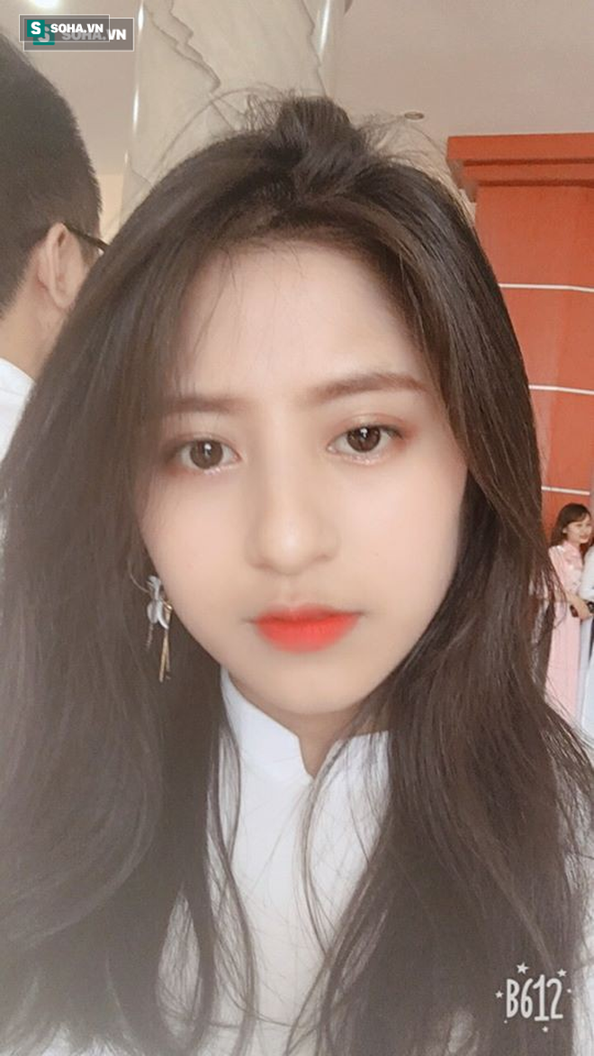 Đứng chờ xe buýt bên đường, cô gái khiến dân mạng nỗ lực truy tìm danh tính vì quá xinh