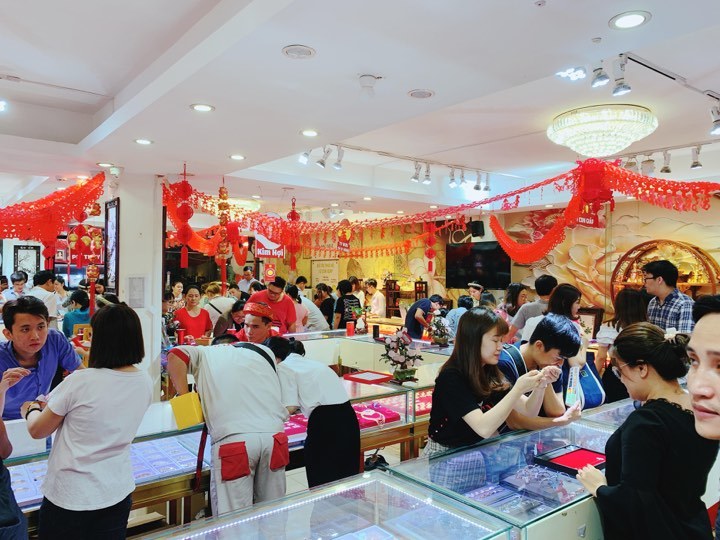 Giá vàng hôm nay 23/2: Đang đà đỉnh cao, bất ngờ sụt giảm