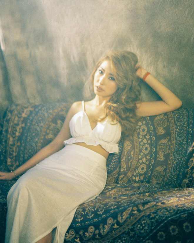 Khổng Tú Quỳnh ngày càng mặc gợi cảm sau khi chia tay Ngô Kiến Huy